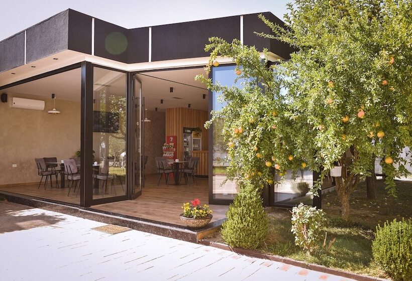 בית מלון כפרי Airport Garden