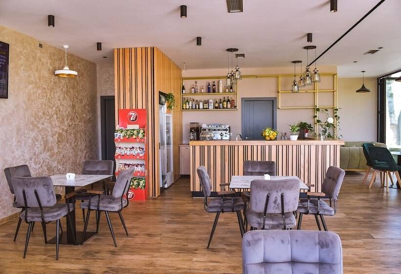 בית מלון כפרי Airport Garden