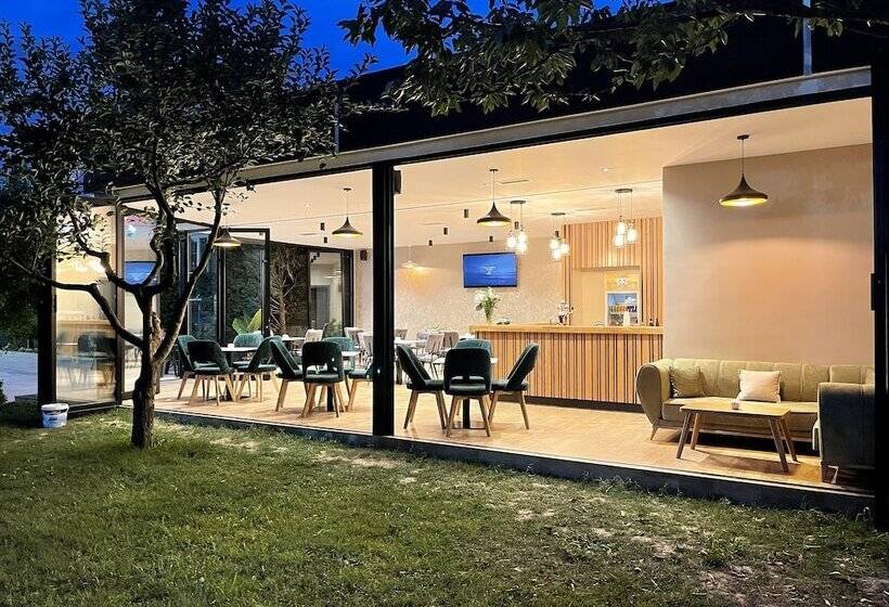 בית מלון כפרי Airport Garden