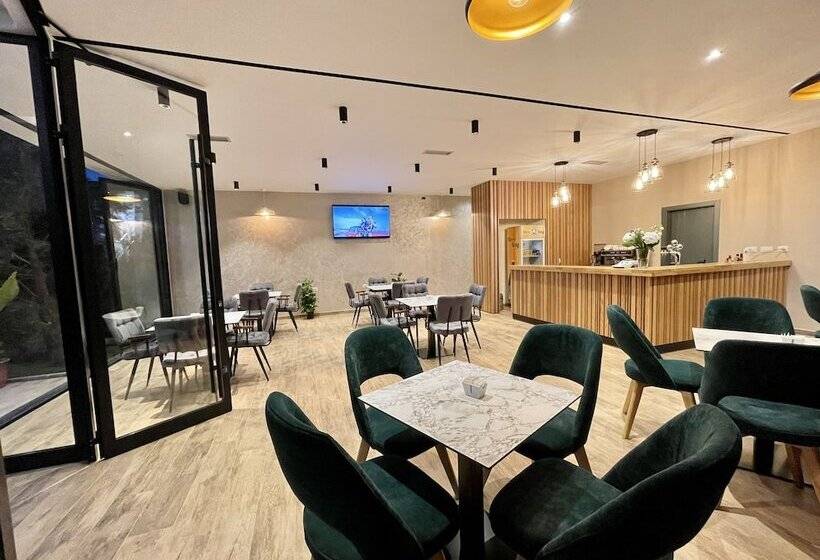 בית מלון כפרי Airport Garden