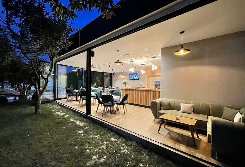 בית מלון כפרי Airport Garden