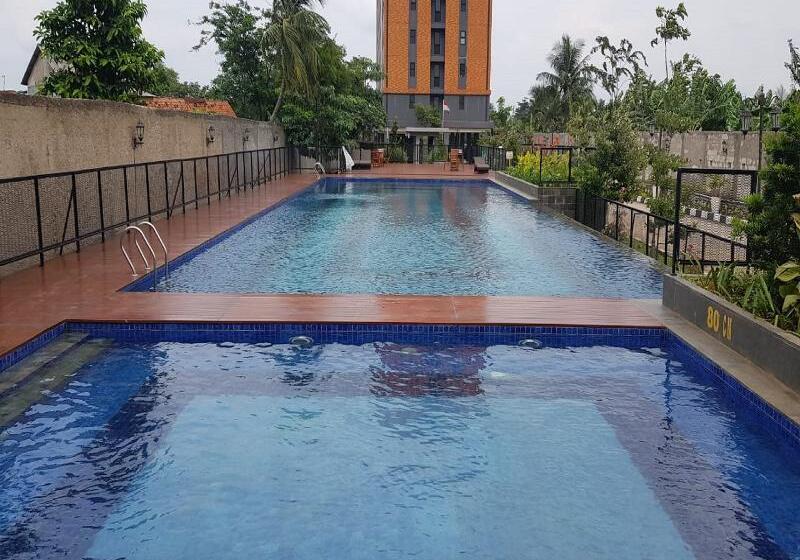 ホテル Collection O 28 Urban Town Karawang