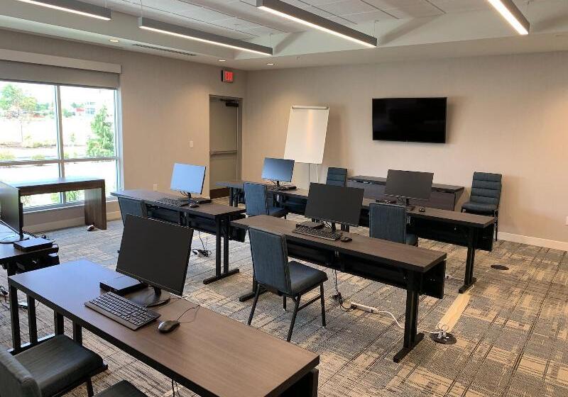 Отель Four Points By Sheraton Albany