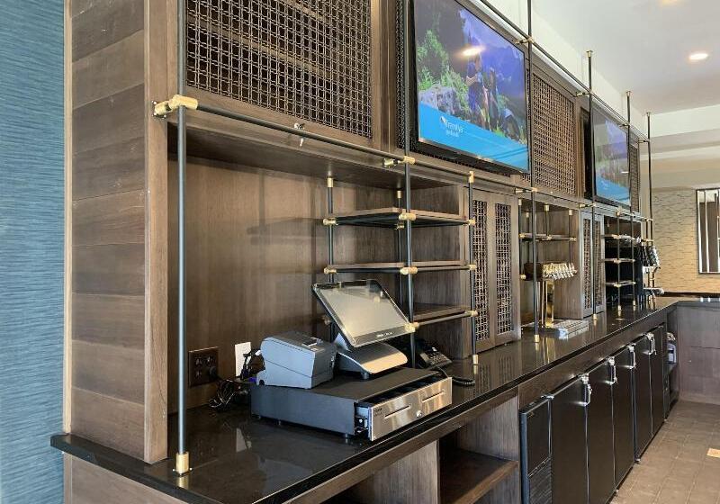 Отель Four Points By Sheraton Albany