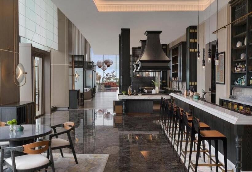 هتل Hoiana  And Suites