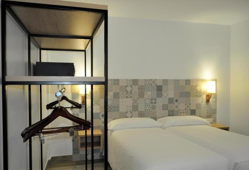 هتل Hostal Restaurante Villa De Brihuega