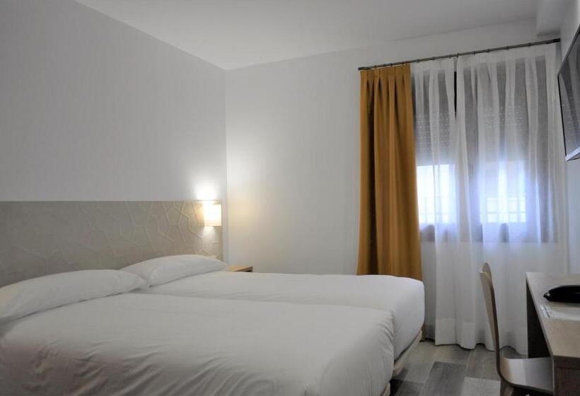 هتل Hostal Restaurante Villa De Brihuega