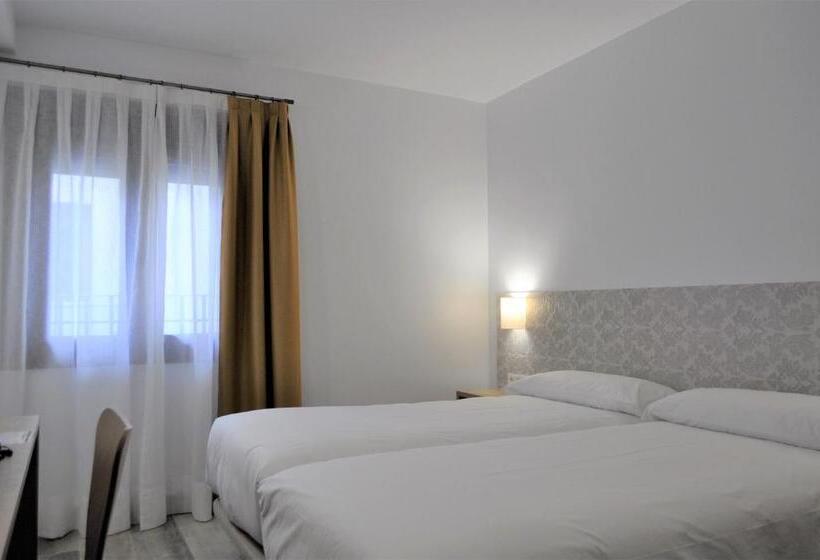 هتل Hostal Restaurante Villa De Brihuega