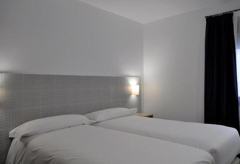 هتل Hostal Restaurante Villa De Brihuega