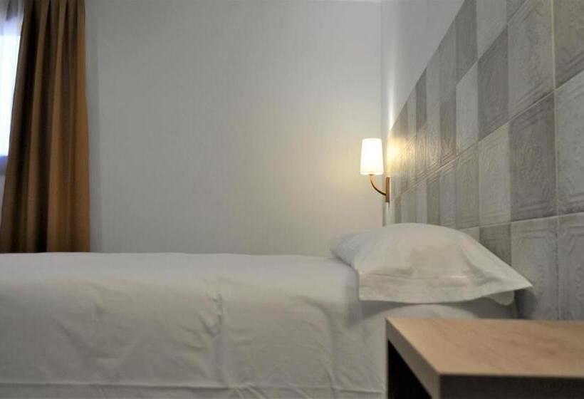 هتل Hostal Restaurante Villa De Brihuega