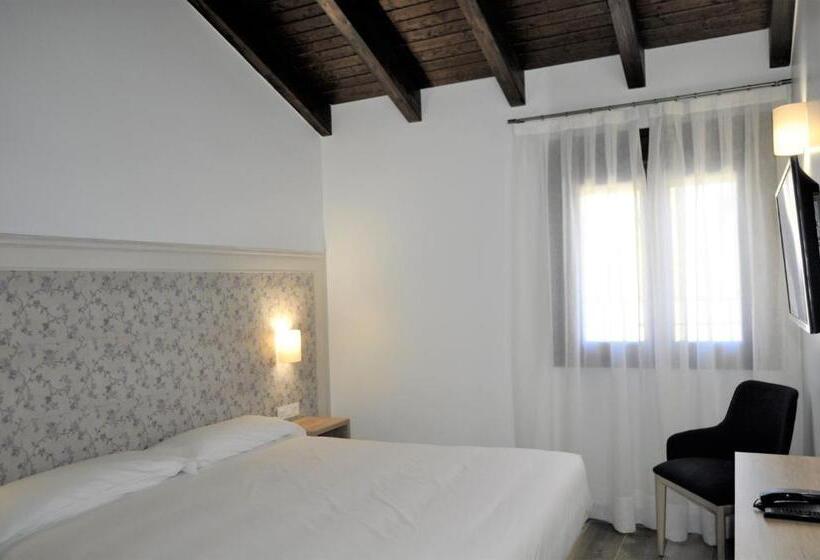 هتل Hostal Restaurante Villa De Brihuega