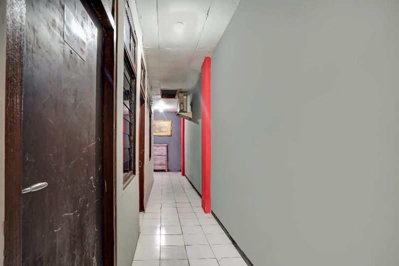 Hotel Yellow Sapphire Redpartner Near Mayjend Sungkono