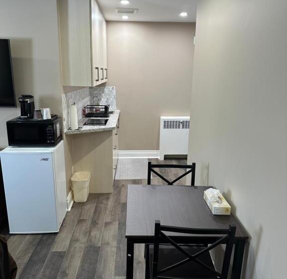 モーテル Champlain Motor Inn