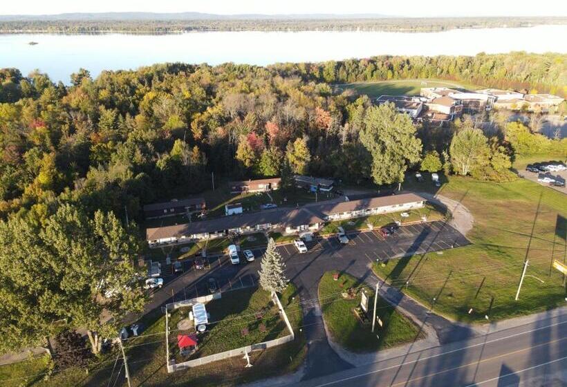 فندق على الطريق Champlain Motor Inn