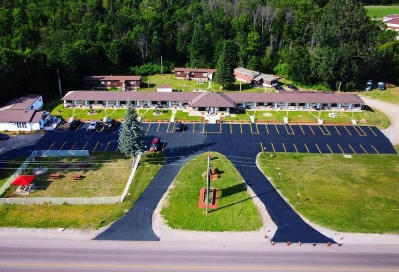فندق على الطريق Champlain Motor Inn