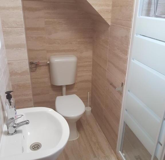 پانسیون Lara Guest House