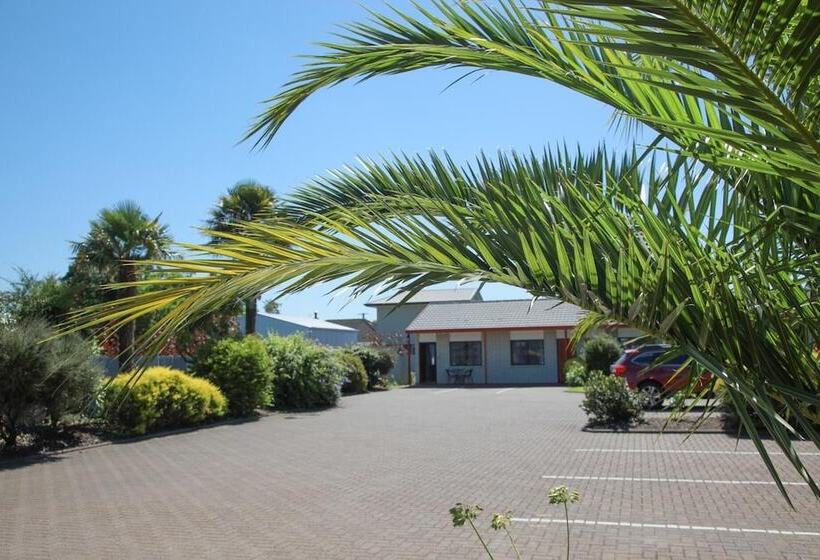 Отель Bks Palm Court Motor Lodge