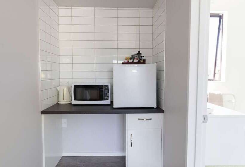 Отель Bks Palm Court Motor Lodge