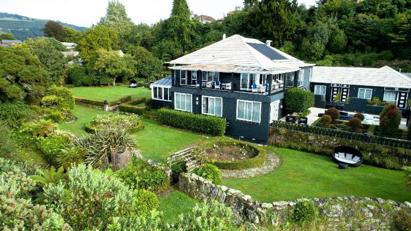 Отель Black Swan Lakeside Boutique