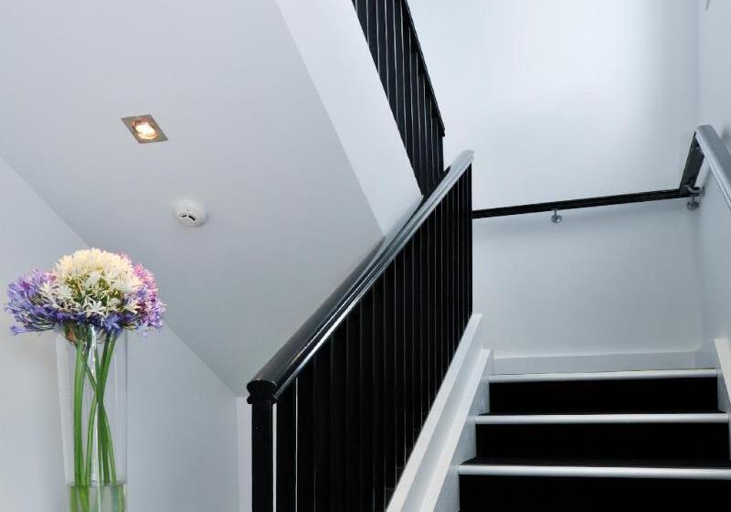 Отель Black Swan Lakeside Boutique