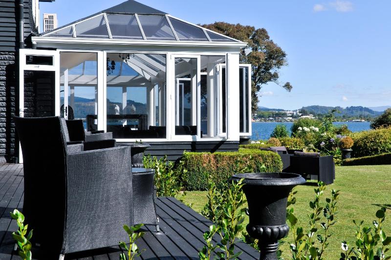 Отель Black Swan Lakeside Boutique