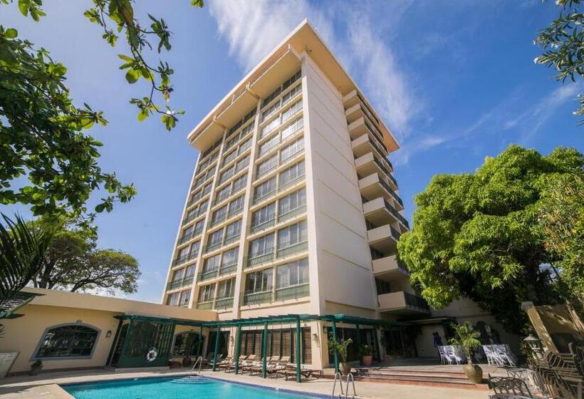 Courtleigh Hotel & Suites