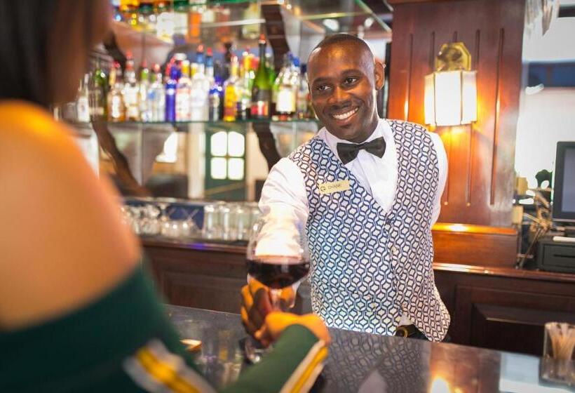 Courtleigh Hotel & Suites