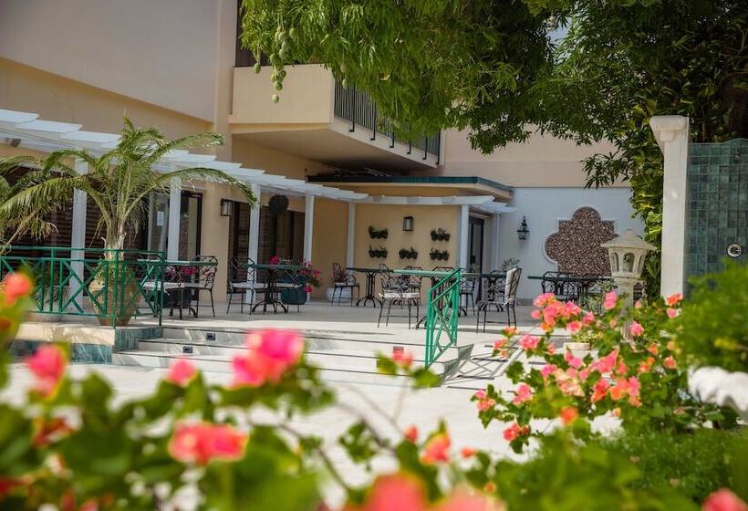 Courtleigh Hotel & Suites