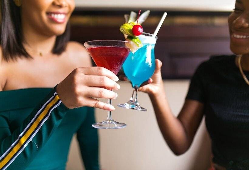 Courtleigh Hotel & Suites