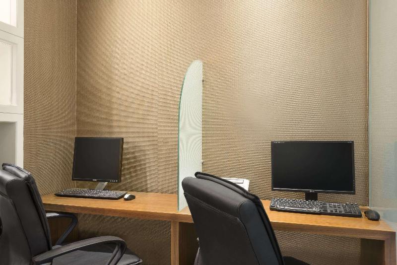 ホテル Howard Johnson By Wyndham Abu Dhabi Downtown