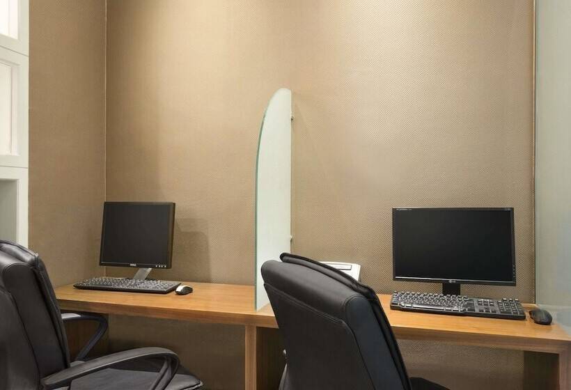 ホテル Howard Johnson By Wyndham Abu Dhabi Downtown