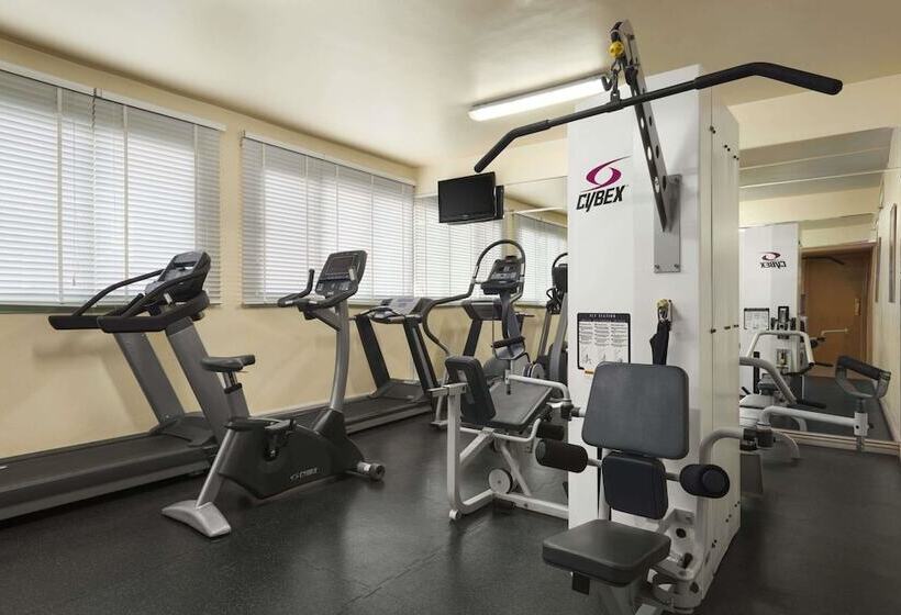 ホテル Howard Johnson By Wyndham Abu Dhabi Downtown