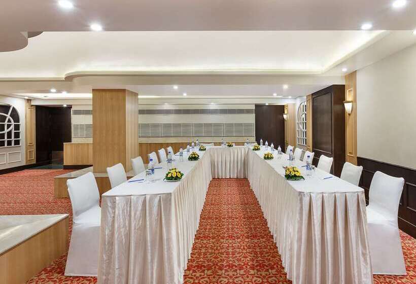 בית מלון כפרי La Place Sarovar Portico