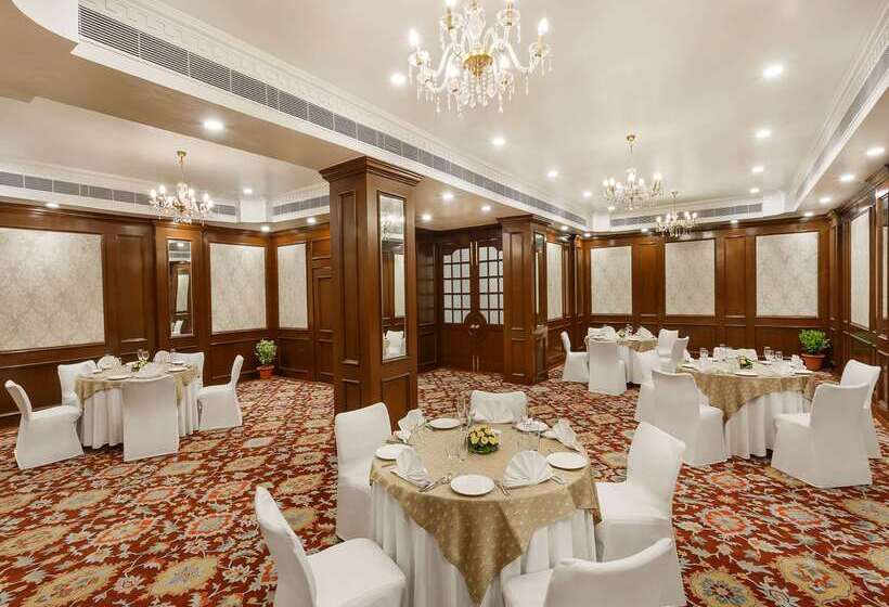 בית מלון כפרי La Place Sarovar Portico