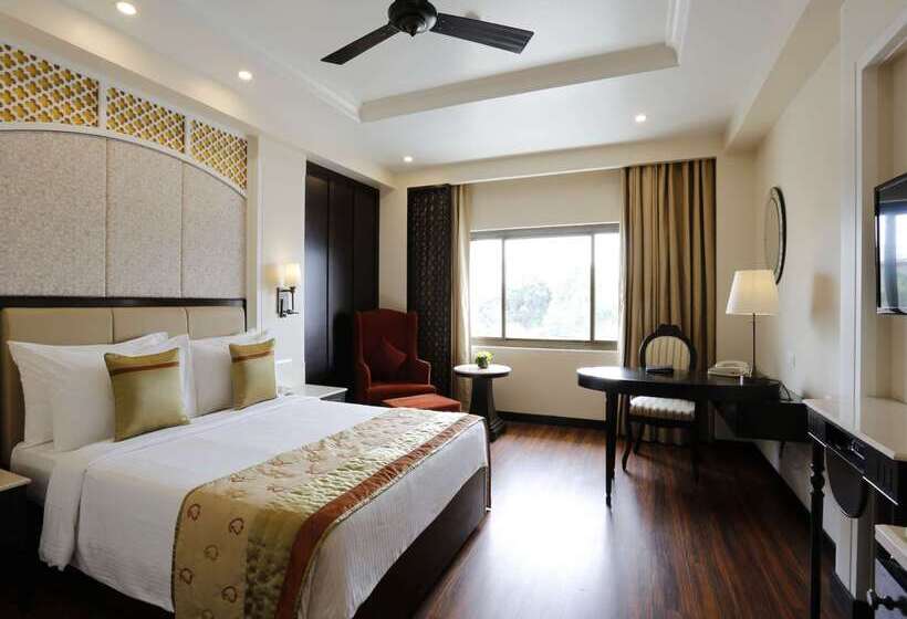 Отель La Place Sarovar Portico