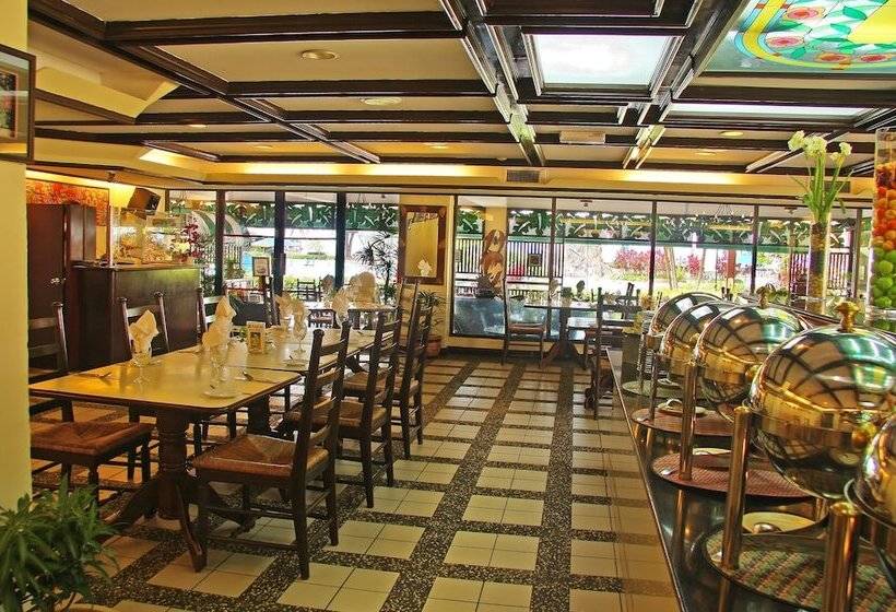 בית מלון כפרי Legend Cherating Beach Resort