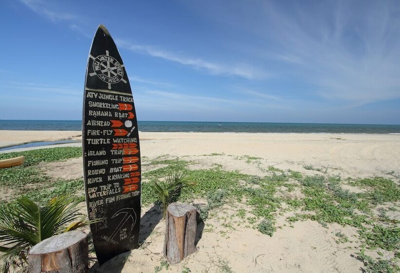 בית מלון כפרי Legend Cherating Beach Resort