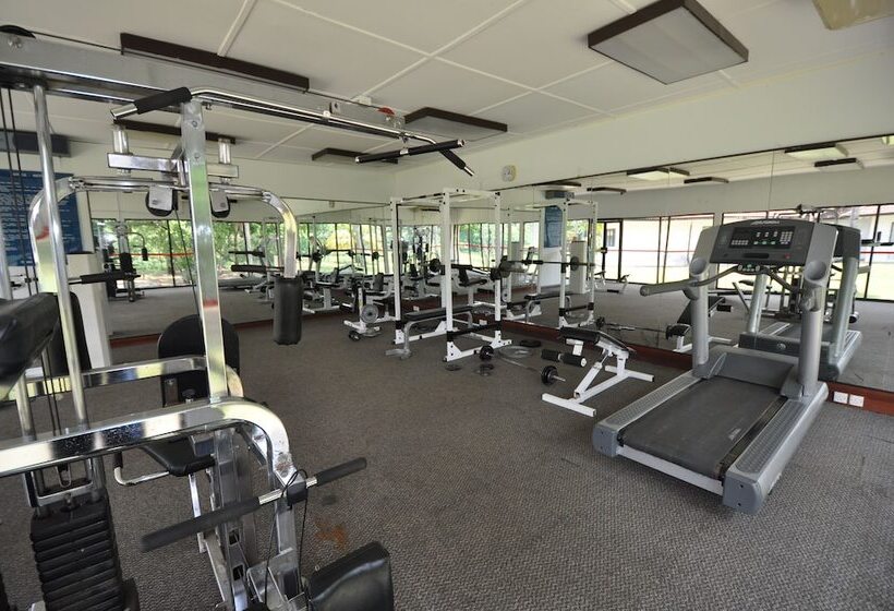 בית מלון כפרי Legend Cherating Beach Resort