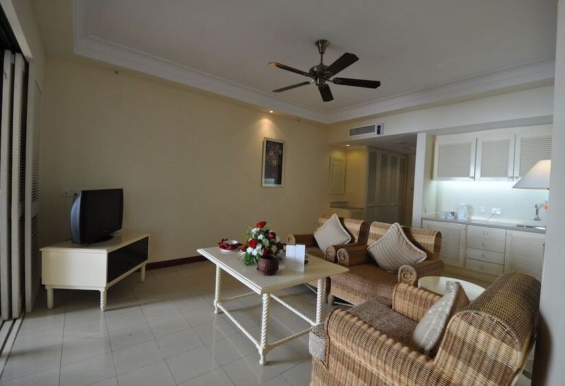 هتل Legend Cherating Beach Resort