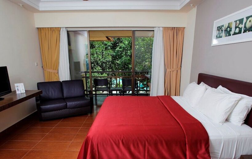 בית מלון כפרי Legend Cherating Beach Resort