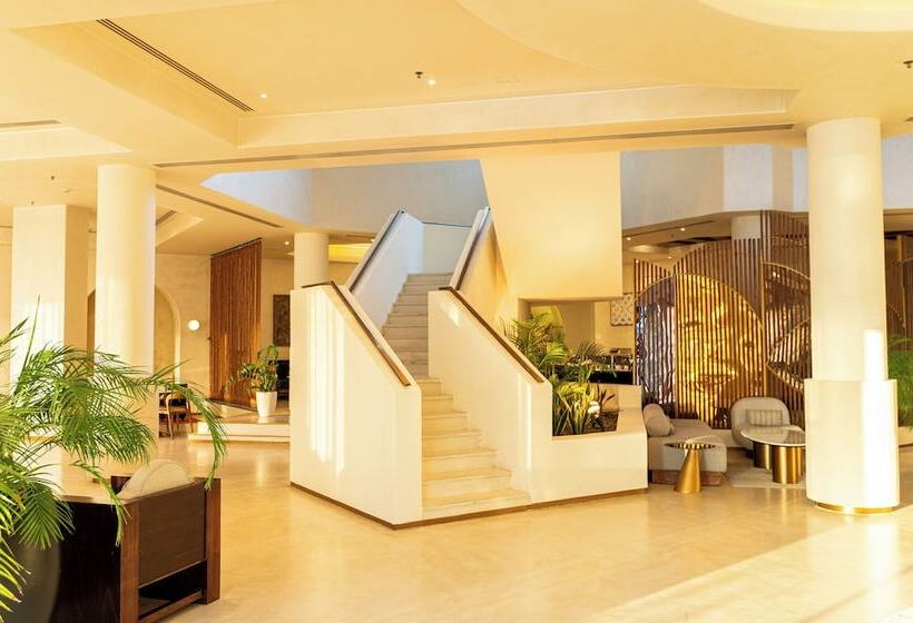 هتل Majestic Cove