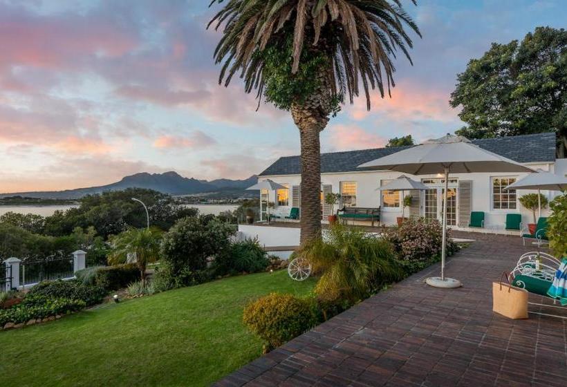 Отель Manor On The Bay