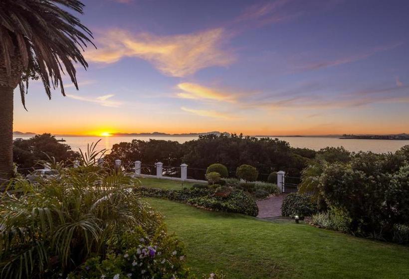 Отель Manor On The Bay