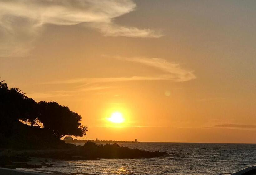 Отель Manor On The Bay