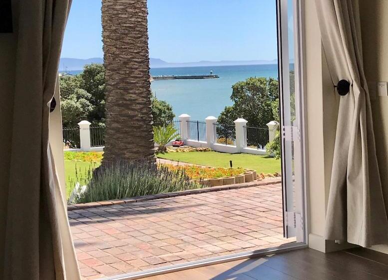 Отель Manor On The Bay