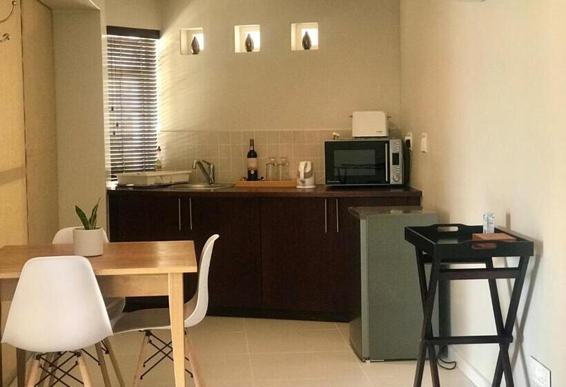 Отель Manor On The Bay