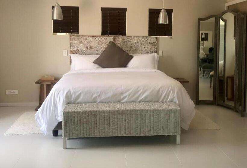 Отель Manor On The Bay