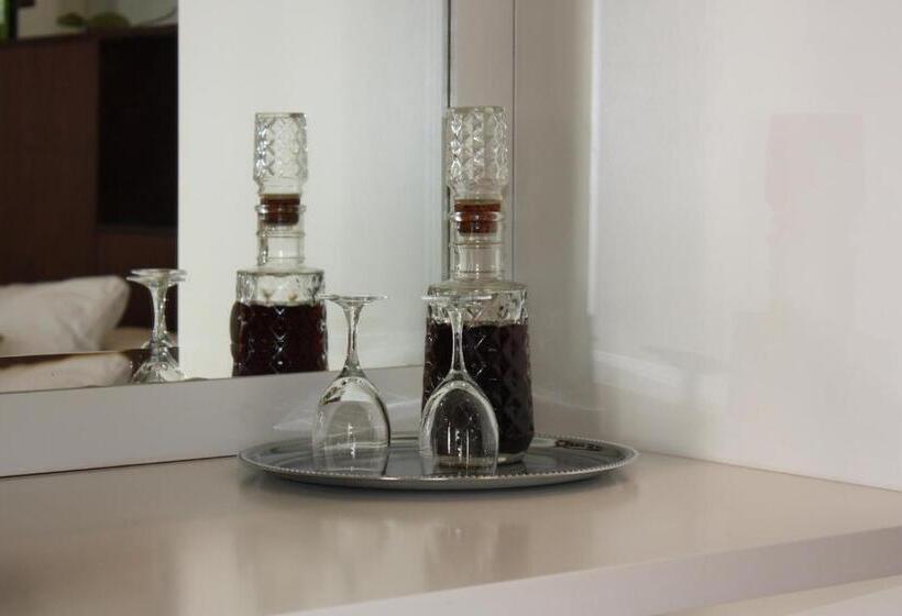 Отель Manor On The Bay