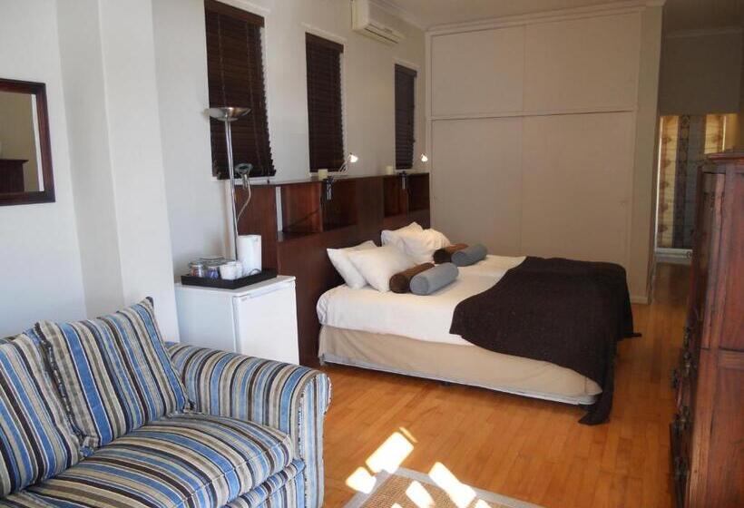 Отель Manor On The Bay