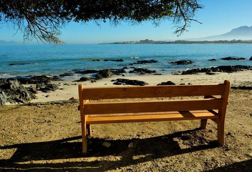 Отель Manor On The Bay